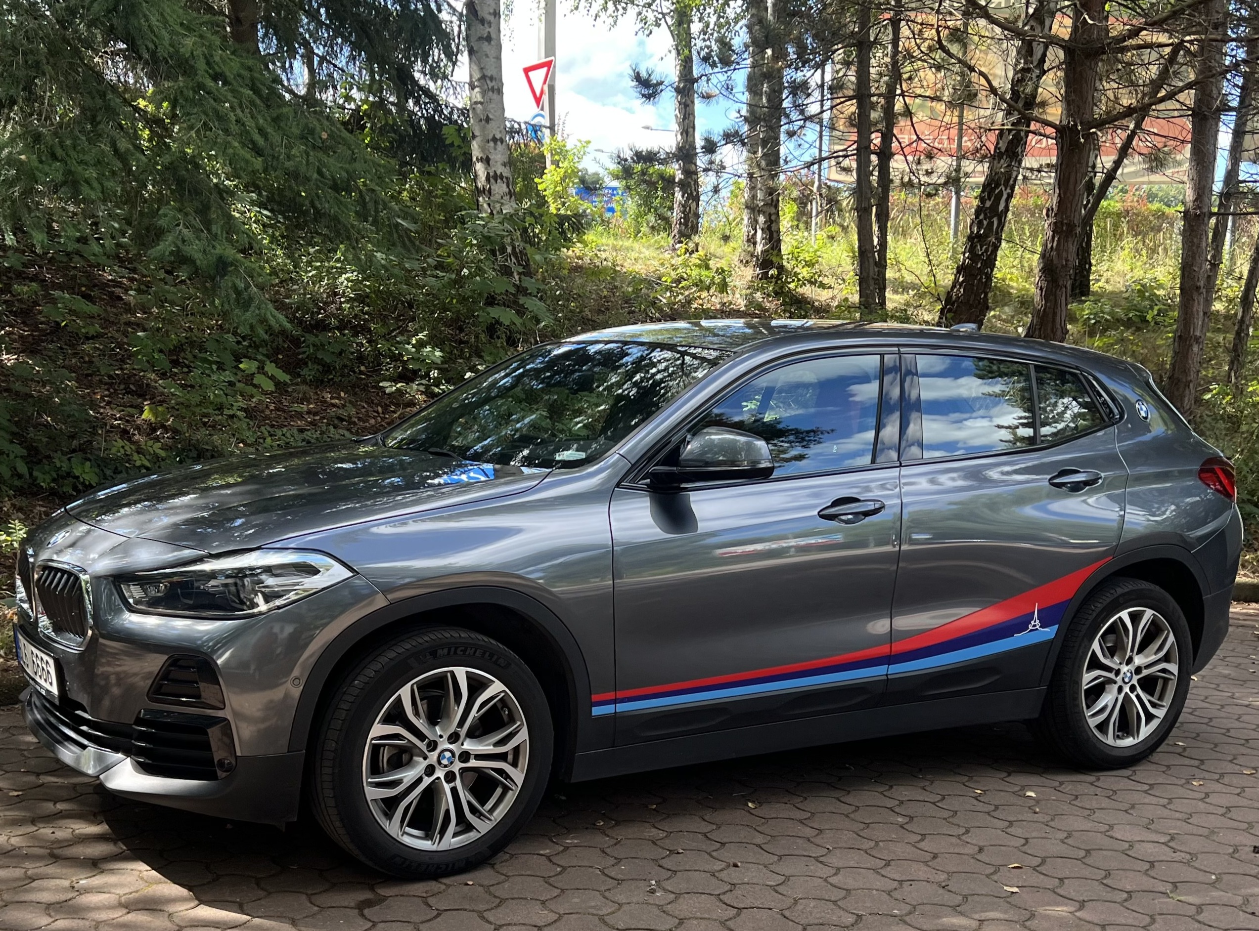 SYSTÉMEM PRO AUTOMATICKÉ UDRŽOVÁNÍ RYCHLOSTI S BRZDNOU FUNKCÍ, PARKOVACÍM ASISTENTEM PRO SAMOČINNÉ PODÉLNÉ PARKOVÁNÍ A BMW ConnectedDrive.